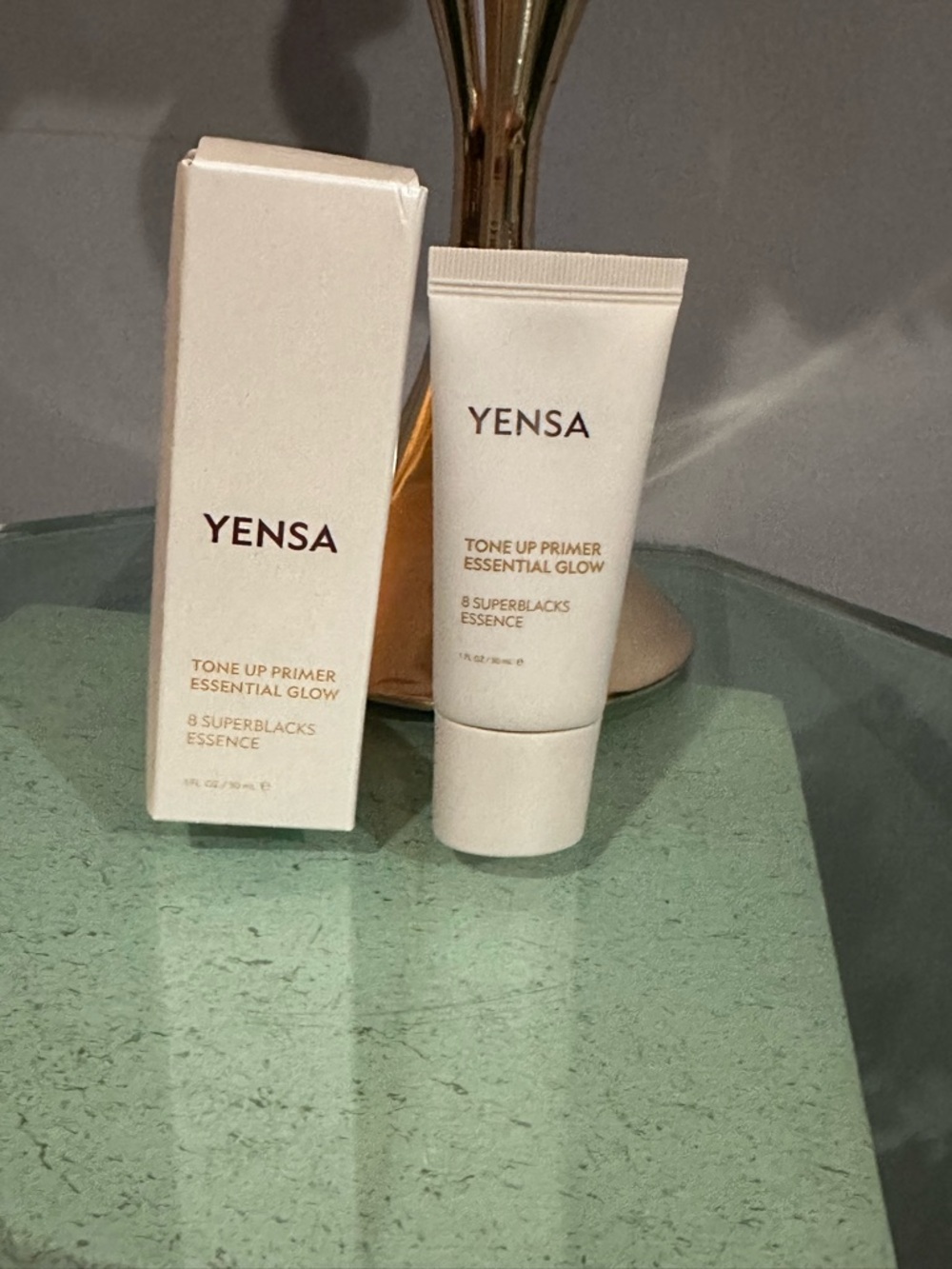 YENSA
Tone Up Essential Glow
Blurring + Brightening Primer